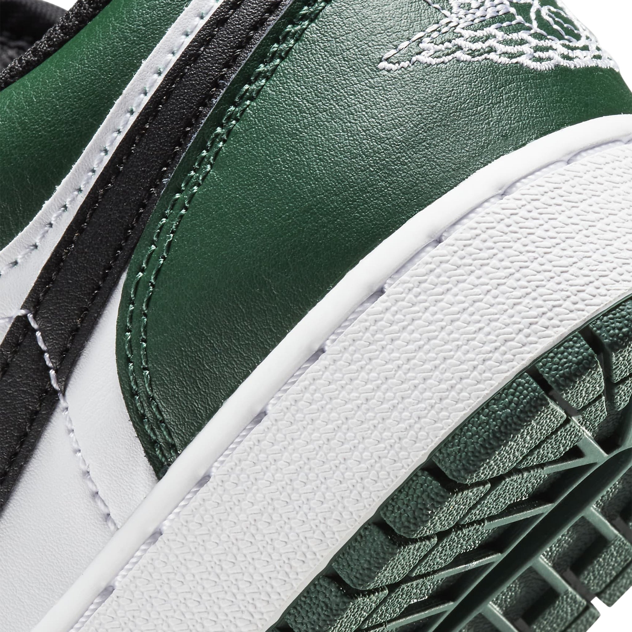 Logo view of Air Jordan 1 Low Green Toe (GS) 53560-371